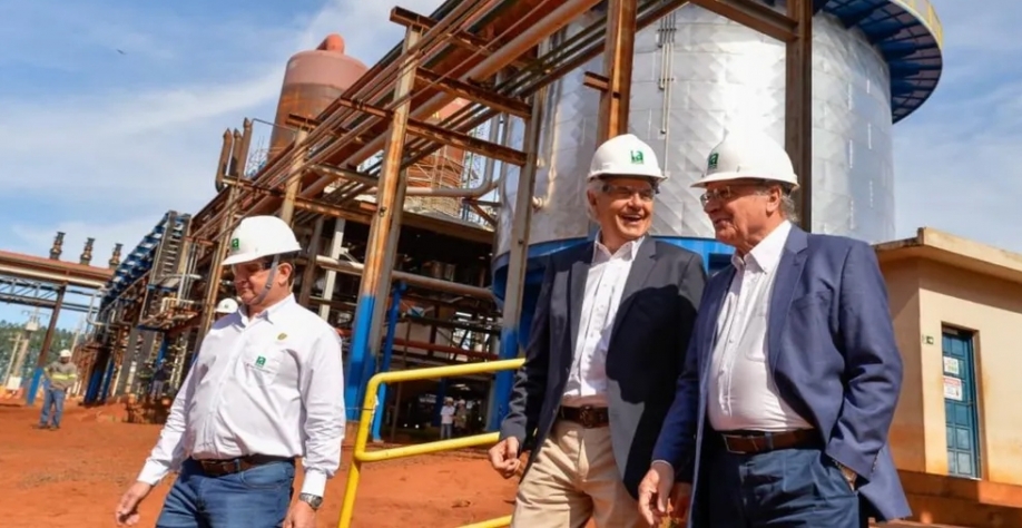 Caiado ao centro, Geraldo Alckmin à direita e Alexandre Silveira à esqueda, em Aporé, Goiás — Foto: Divulgação/Governo de Goiás