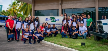 Estudantes do Salesiano conhecem pesquisas com cana em Sergipe