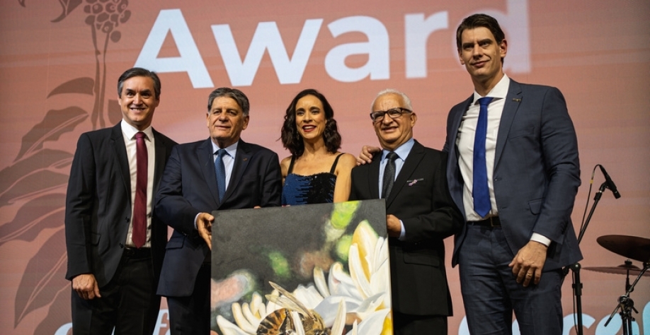 Presidente da Cooxupé, Carlos Augusto Rodrigues de Melo, recebe homenagem à cooperativa pelo desempenho nas exportações em 2022