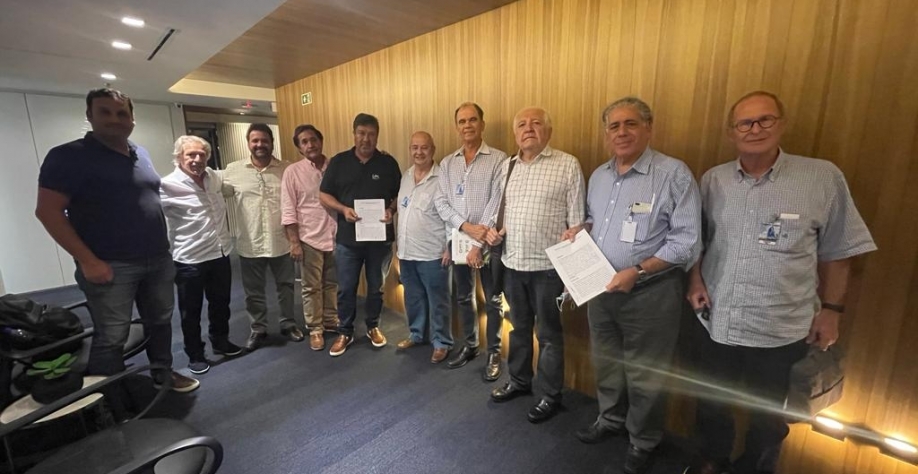 Representantes da AFCP, CoafVales e da Pumaty assinam proposta de contrato de arrendamento da usina