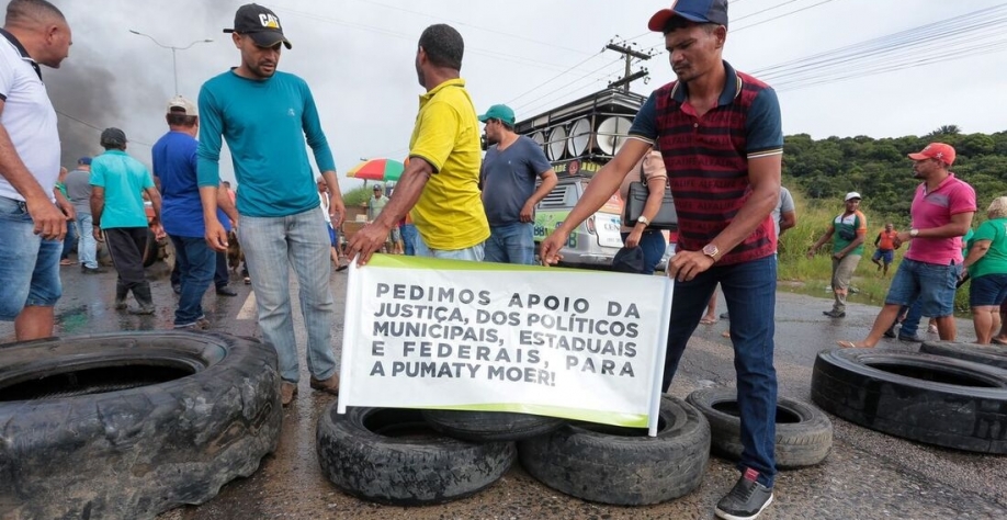 Setor canavieiro protesta em Palmares por contrato com cooperativa; trecho da BR-101 é interditado - Foto: Alexandre Aroeira / Folha de Pernambuco.