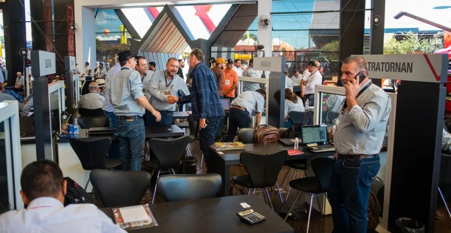 Negociações em estande da Agrishow 2023 em Ribeirão Preto, SP — Foto: Érico Andrade/g1