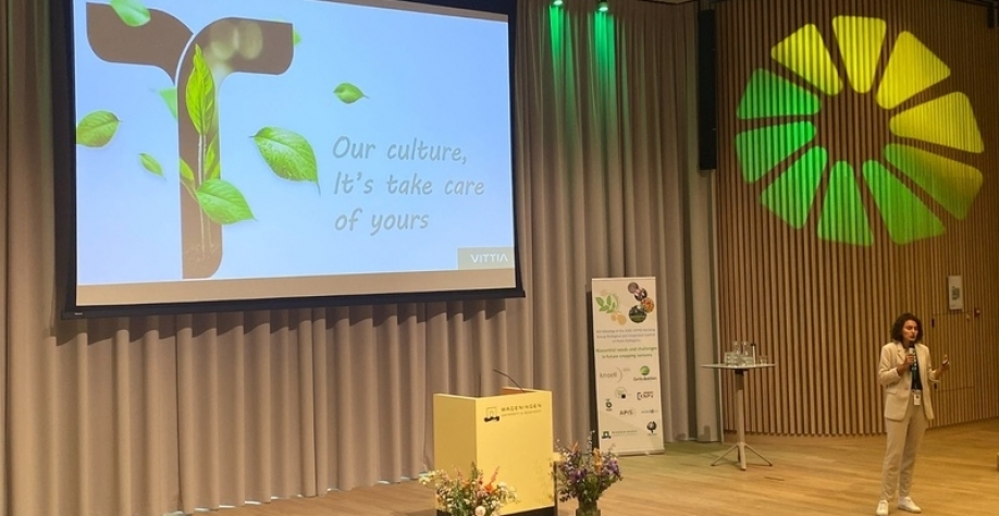 Jéssica Brasau em apresentação na Universidade de Wageningen, na Holanda.