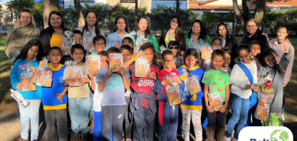 Crianças recebem cartilha educativa sobre meio ambiente
