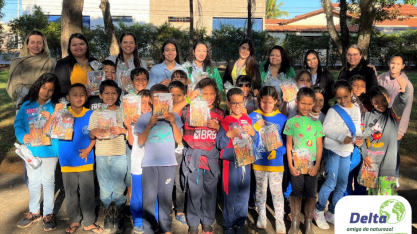 Crianças recebem cartilha educativa sobre meio ambiente