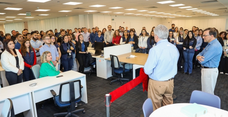 Colaboradores celebram novo espaço com a liderança e a integração dos times. Crédito: Thiago Régis