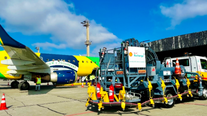 Raízen promove primeiro abastecimento de aeronaves com caminhão elétrico no Aeroporto de Guarulhos