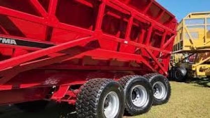 Trator baixa potência acoplado a transbordo de 50 metros3 gera economia de combustível de 30 a 40%