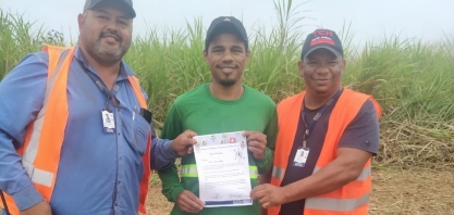 RH entrega cartas de reconhecimento aos colaboradores