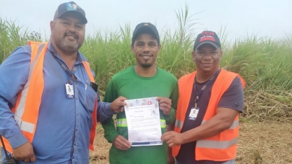 RH entrega cartas de reconhecimento aos colaboradores