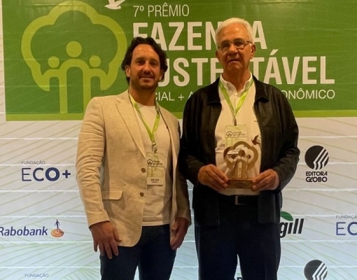 Roberto Cestari segura o prêmio Fazenda Sustentável ao lado do filho Rafael Cestari durante a noite de premiação em São Paulo