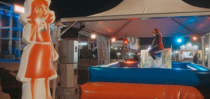 Touro mecânico em formato de saco de açúcar é uma das atrações no Country Bulls