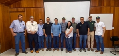 Técnicos da John Deere avaliam métodos e práticas em máquinas da Estiva