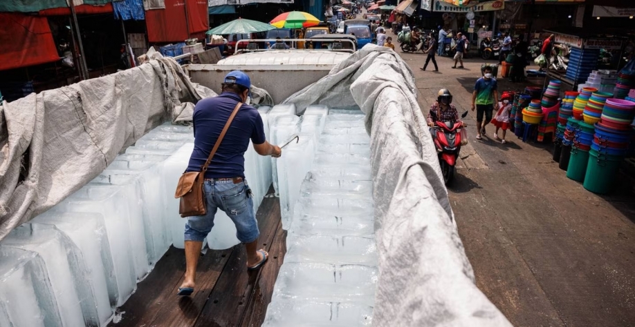 Trabalhador ordena pedras de gelo em cidade na Tailândia, país que sofre com onda de calor e seca (Foto: Andre   Malerba/Bloomberg)(Bloomberg/Andre Malerba)