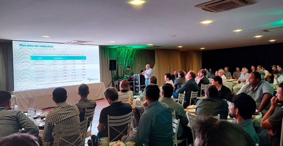 Antônio César Salibe, Presidente da UDOP, palestrando sobre no Encontro da Usina Ipê em Andradina/SP