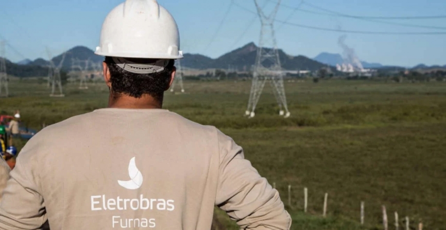 Funcionário de Furnas, subsidiária da Eletrobras, em frente a torres de transmissão de energia elétrica (Foto: Divulgação)