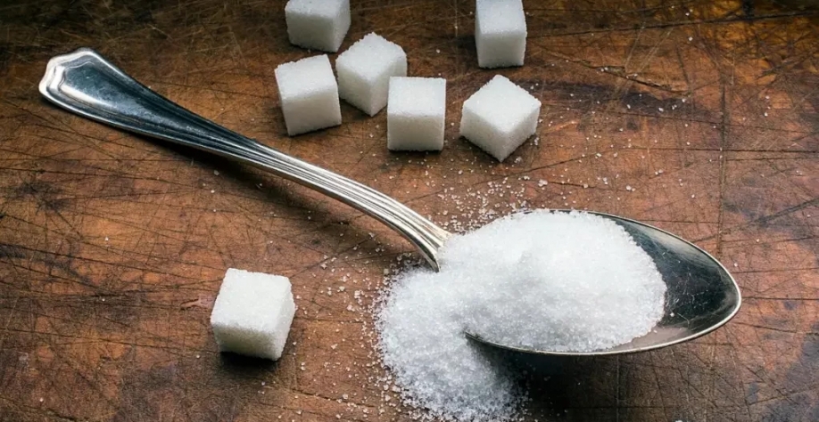 O açúcar é universalmente reconhecido como uma fonte primária de energia para o organismo humano e é um componente essencial na produção industrial de fermentados (ATU Images/Getty Images)