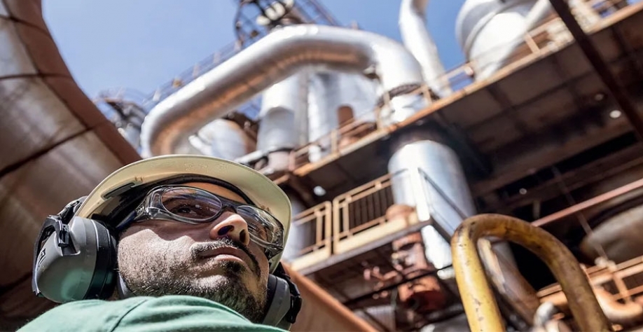 Trabalho na unidade Tropical da BP Bunge, no município de Edéia (GO), construída em 2007 — Foto: Julio Bittencourt/Valor