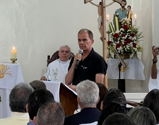 Alexandre Andrade Lima, presidente da Coaf, anuncia, durante missa de abertura da safra na capela da usina neste domingo (20), suspensão do início da moagem devido às chuvas