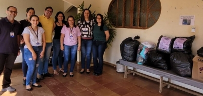 Alcoolvale entrega agasalhos recolhidos para o CRAS