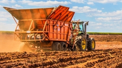 A Plantadora de Cana Picada - PCP 6000 Automatizada da DMB utiliza quantidade de mudas bastante próxima a usada no plantio manual