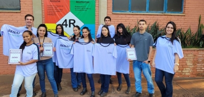 Alcoolvale: Jovens Aprendizes recebem uniformes e cadernos personalizados