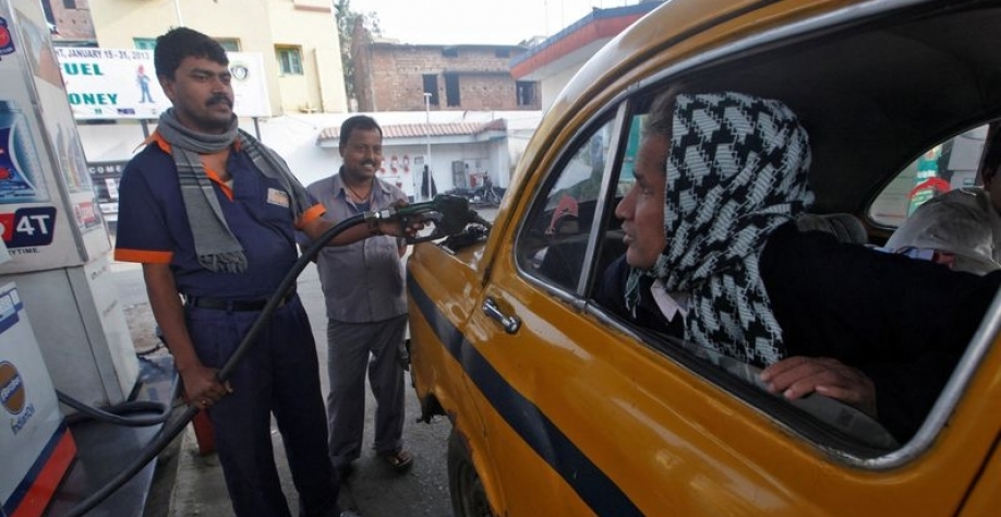 Funcionário abastece carro com diesel em posto de Calcutá 18/01/2012. REUTERS/Rupak De Chowdhuri