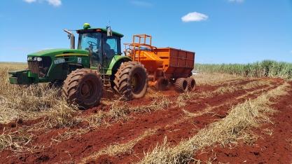 O uso da Carreta sulcadora e distribuidora de torta de filtro - Plantadora de Torta