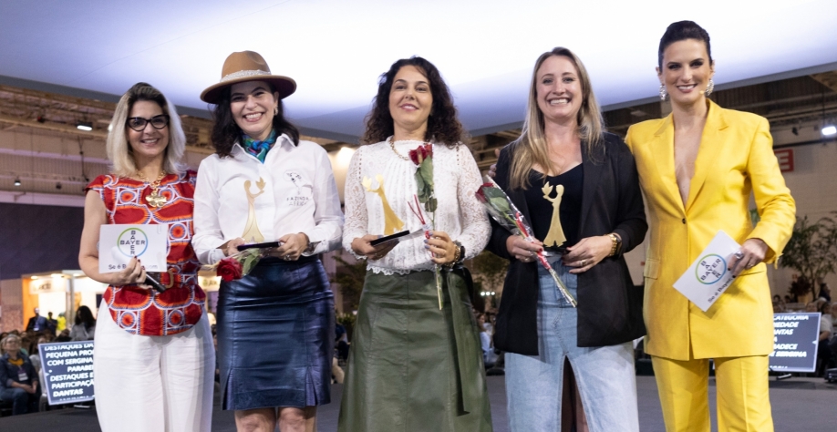 As vencedoras da categoria Pequena Propriedade no Prêmio Mulheres do Agro 2023. Da esq. para dir.: Sergina Dantas (Sebrae-RN), Rossana Aboud (2º lugar), Ana Paula Curiacos (1º lugar), Alessandra Barth (3º lugar) e a mestre de cerimônias Pryscilla Paiva
