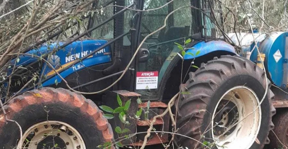 Trator furtado em um sítio de Cabrália Paulista foi localizado numa mata fechada em Santa Cruz do Rio Pardo, a 64 km de distância — Foto: Tracker/Divulgação