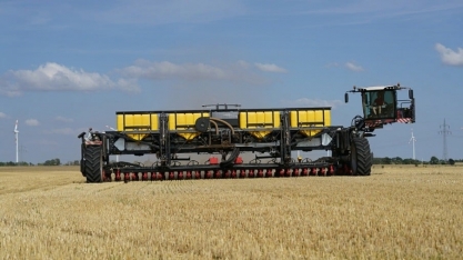'Trator tudo-em-um' que planta, aduba e colhe ganha prêmio na Agritechnica e vem ao Brasil