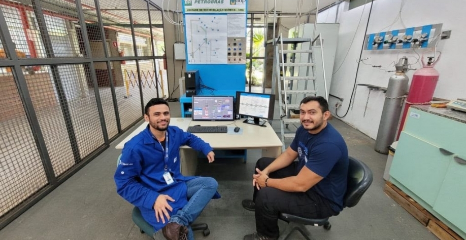 Giovanny Oliveira e Ciro Lobo, do ISI-ER, acompanharão a montagem, o comissionamento e os testes iniciais da Unidade com o Instituto de Carboquimica, na Espanha, para o envio da estrutura ao Brasil (Foto: Renata Moura)