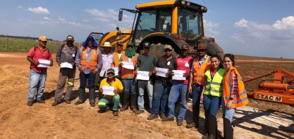 Alcoolvale: RH entrega certificados para equipe de Preparo de Solo