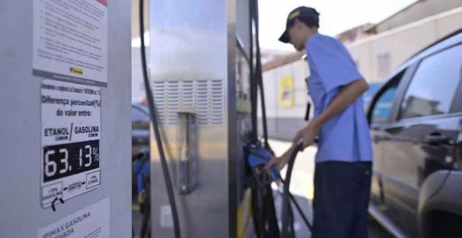 O etanol continua mais vantajoso que a gasolina para o motorista em Belo Horizonte — Foto: Fred Magno / O Tempo