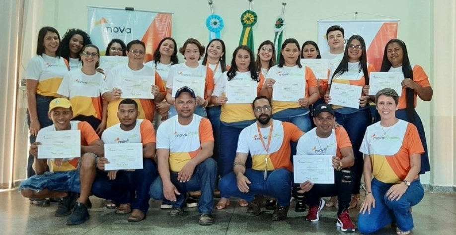 Turma de Operadores de Máquinas Agrícolas com foco em trator certificada pelo Movimento Comunidade da Atvos – Crédito Divulgação