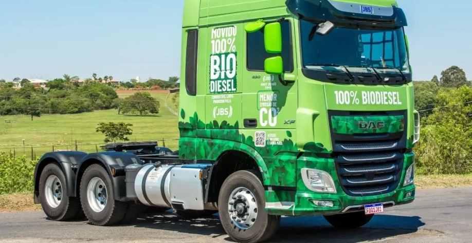 Caminhão da DAF que participa de testes utilizando biodiesel 100% produzido pela JBS