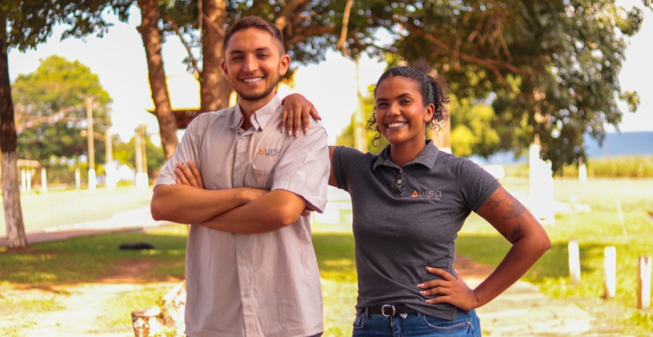 Arthur Linhares e Joyce Silva, participantes do programa Trainee Uisa 2022, da área Agroindustrial. Hoje, pertencem ao quadro de funcionários