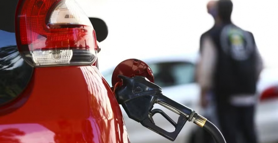 Possível aumento do ICMS na gasolina, no diesel e no biodiesel previsto para o início do próximo mês levou unidades a adiantarem as compras de etanol — Foto: Marcelo Camargo/Agência Brasil