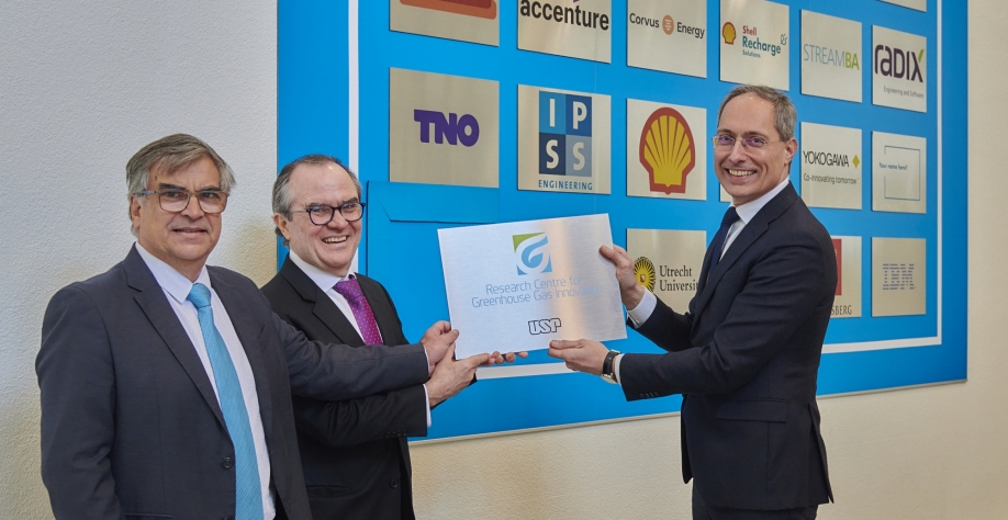 O reitor da USP, Carlos Gilberto Carlotti Júnior; o diretor científico do RCGI, Julio Meneghini; e Olivier Wambersie, gerente-geral de Tecnologia e Inovação da Shell Brasil no evento de assinatura do acordo (foto: Shell/divulgação)