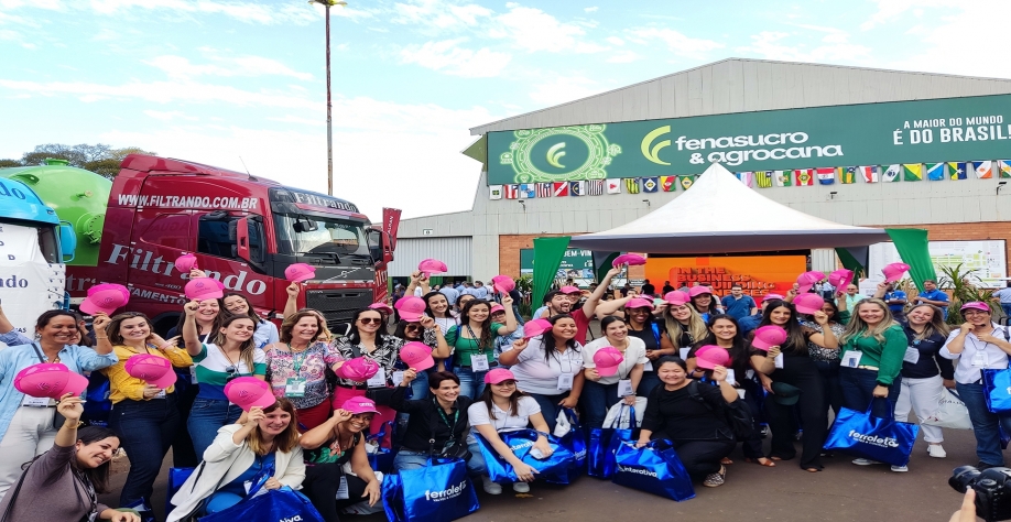 Visita de integrantes do Cana Substantivo Feminino na Fenasucro