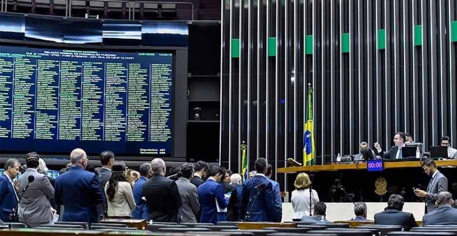 Senadores e deputados durante sessão do Congresso (Foto: Waldemir Barreto/Agência Senado)