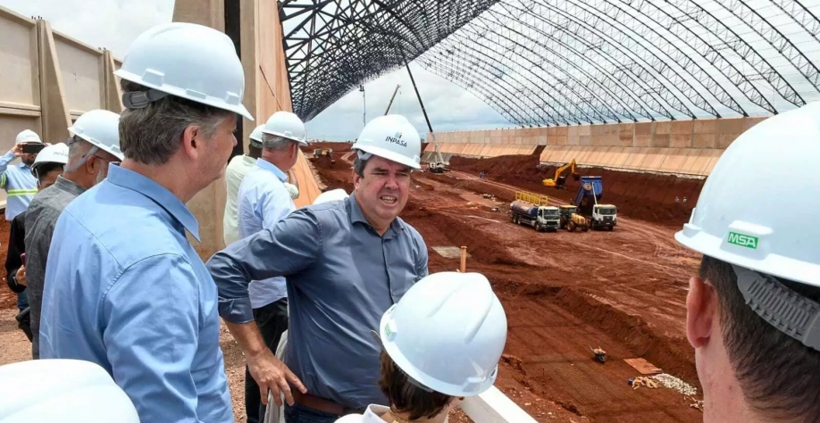 Eduardo Riedel e representantes da Inpasa durante visita à obra na manhã desta sexta-feira.