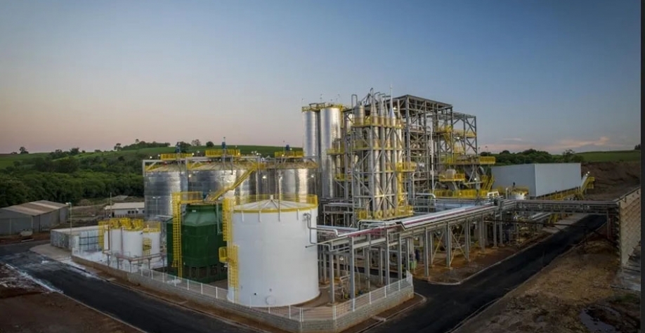 Unidade da Raízen para produção de etanol de segunda geração, a partir do bagaço da cana, em Piracicaba (SP). Empresa vai construir mais cinco fábricas no país — Foto: Paulo Altafin/Divulgação