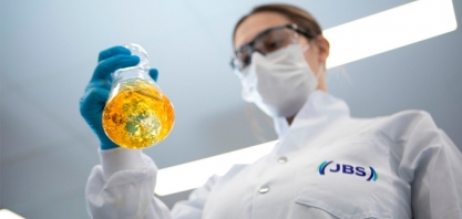 Programa da JBS transforma 26 milhões de litros de óleo de cozinha usados em biodiesel