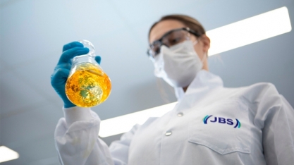 Programa da JBS transforma 26 milhões de litros de óleo de cozinha usados em biodiesel