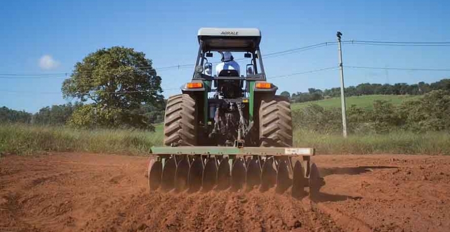 Vendas de máquinas e implementos agrícolas estão em queda desde o ano passado, devido à descapitalização dos produtores de soja e milho — Foto: Tony Oliveira / CNA