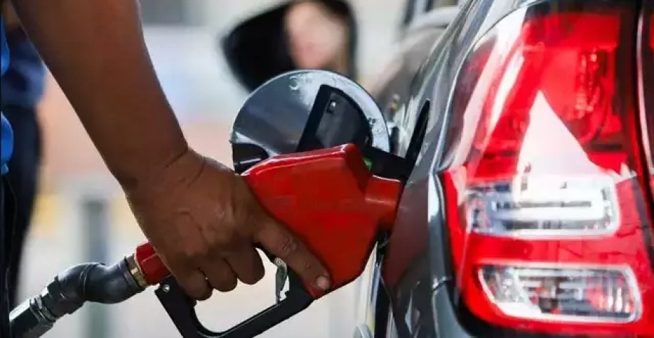 Frentista abastecendo veículo em posto de combustíveis de Campo Grande (Foto: Henrique Kawaminami)