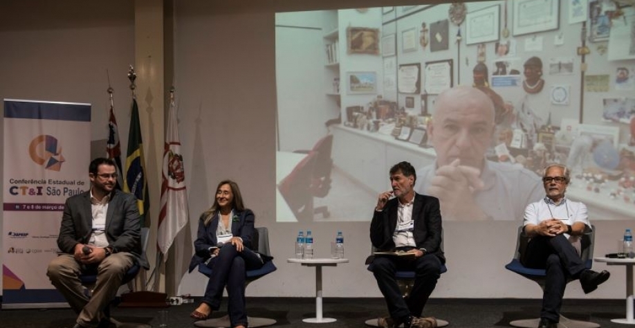 Da esquerda para a direita: Maurício Cherubin, Patrícia Morellato, Jean Ometto e Marcos Buckeridge (foto: Léo Ramos Chaves/Revista Pesquisa FAPESP)