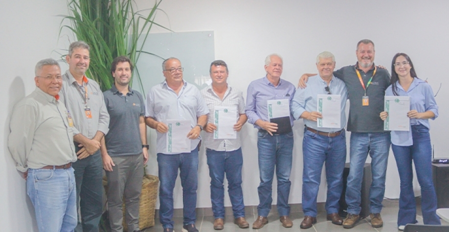 Representantes da uisa e fornecedores de cana-de-açúcar que foram destaque no Programa Nossa Cana. / Foto: Acervo uisa.
