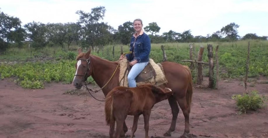 Simone Roncada, então com 23 anos, acompanhou o renascimento da atividade pecuária em Angola — Foto: Arquivo pessoal